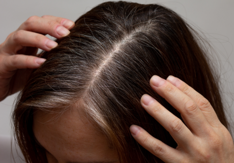 Quelle coloration pour les premiers cheveux blancs ?
